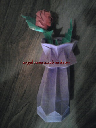 Rosa en jarrón.