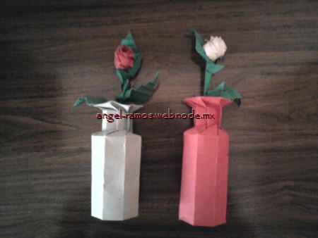 Rosa en jarrón.